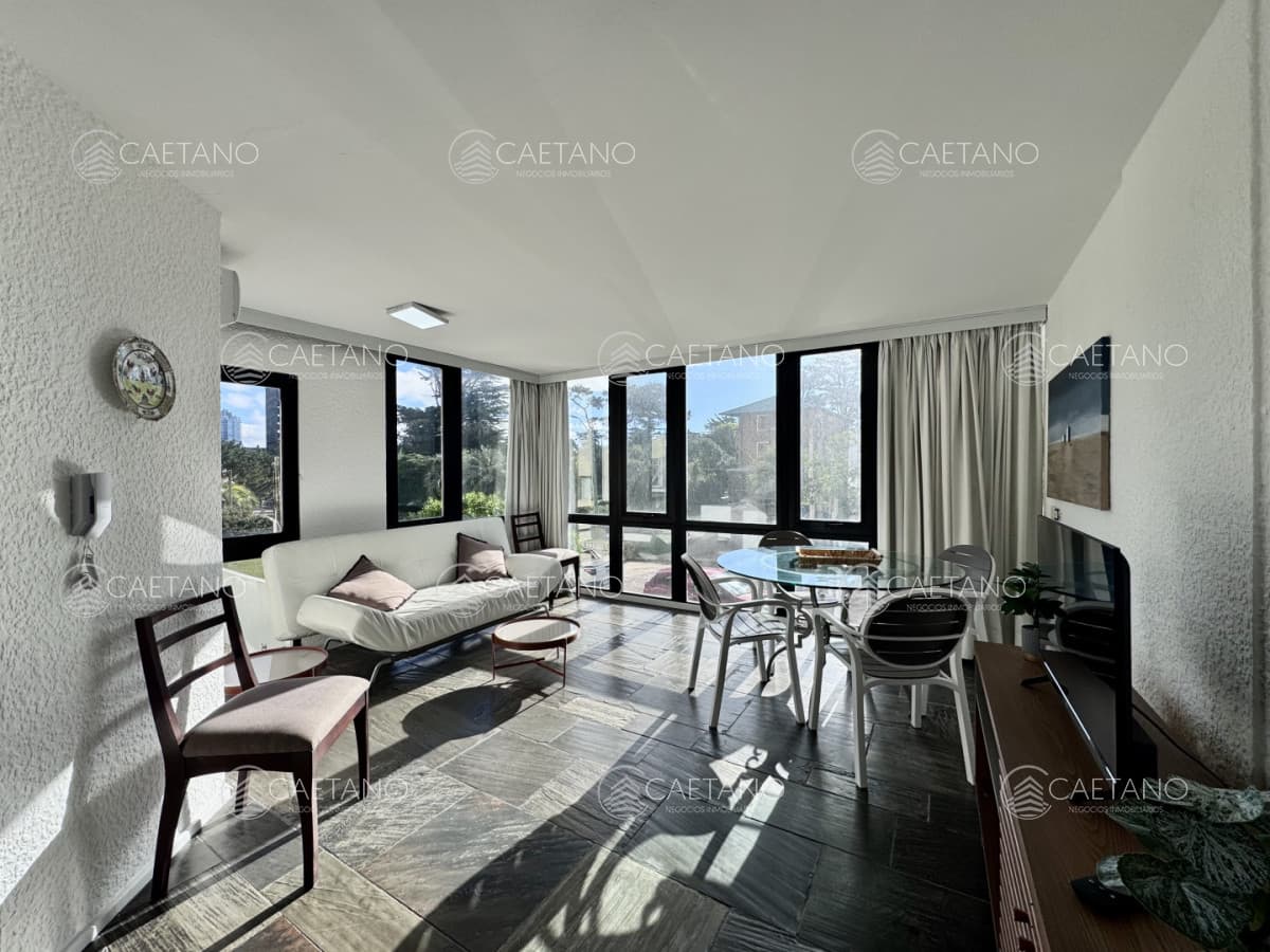 Venta apartamento de dos dormitorios, Playa Brava - Punta del Este