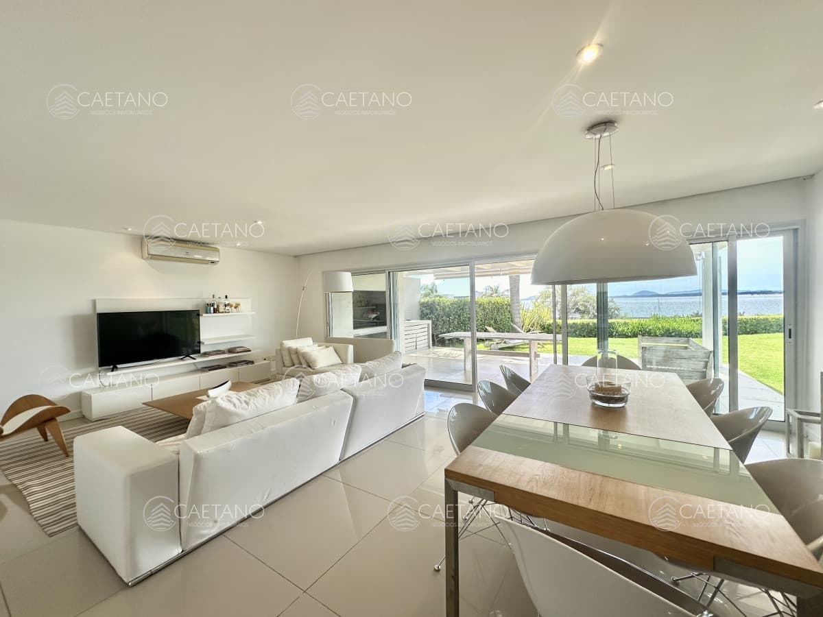 Venta Departamento - 3 Dormitorios - Parrillero jardín y pileta - Punta Ballena