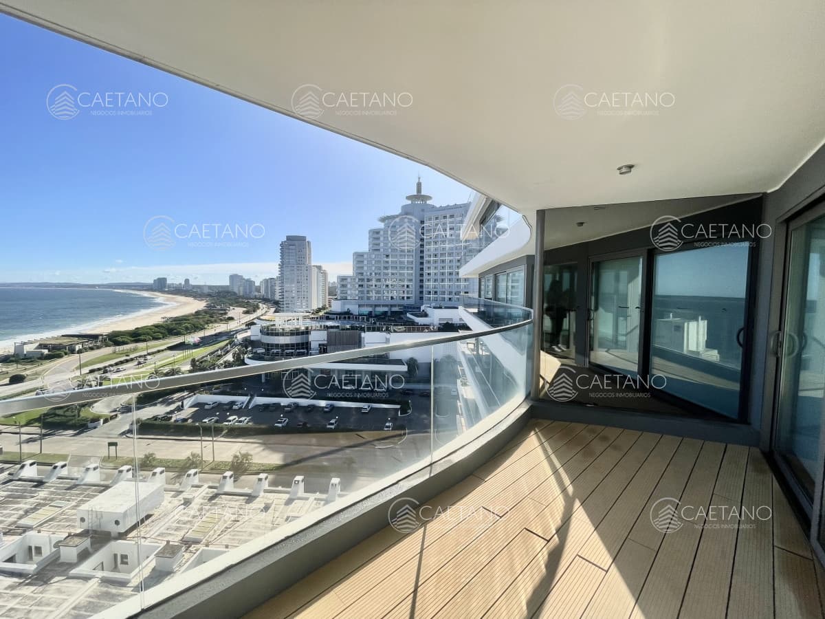 Venta apartamento. 3 Dormitorios. Playa mansa, Punta del Este.