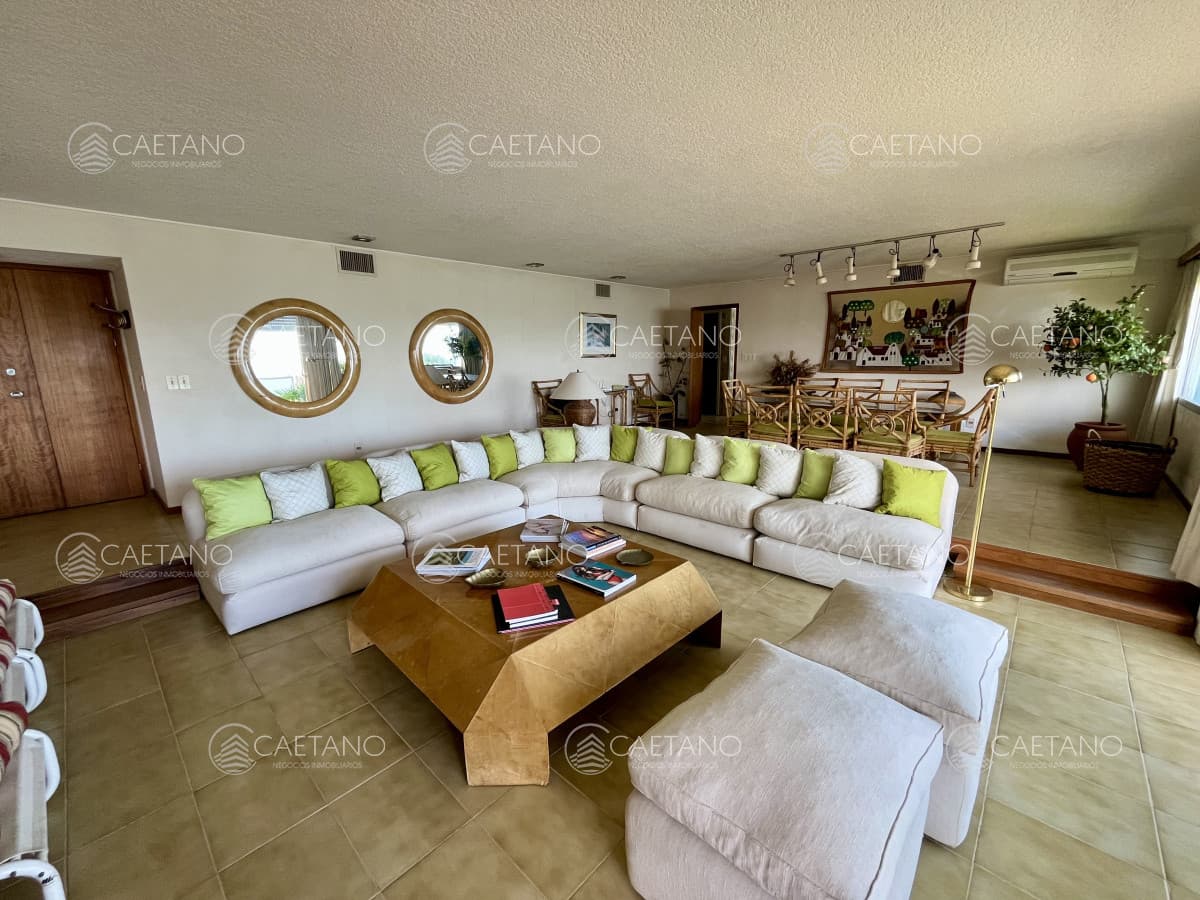 Apartamento en venta 3 dormitorios y dependencia en Punta Ballena