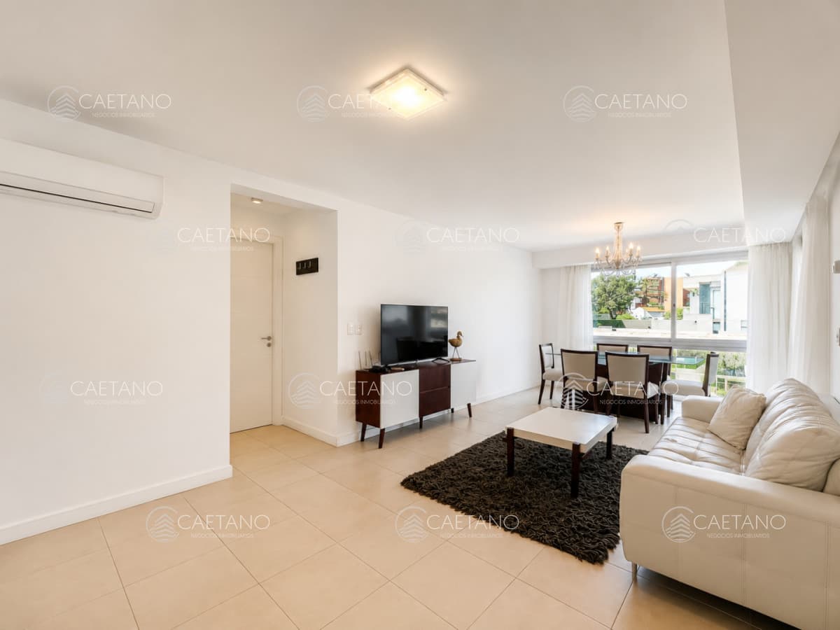 Venta apartamento tres dormitorios, Playa mansa. Punta del Este.