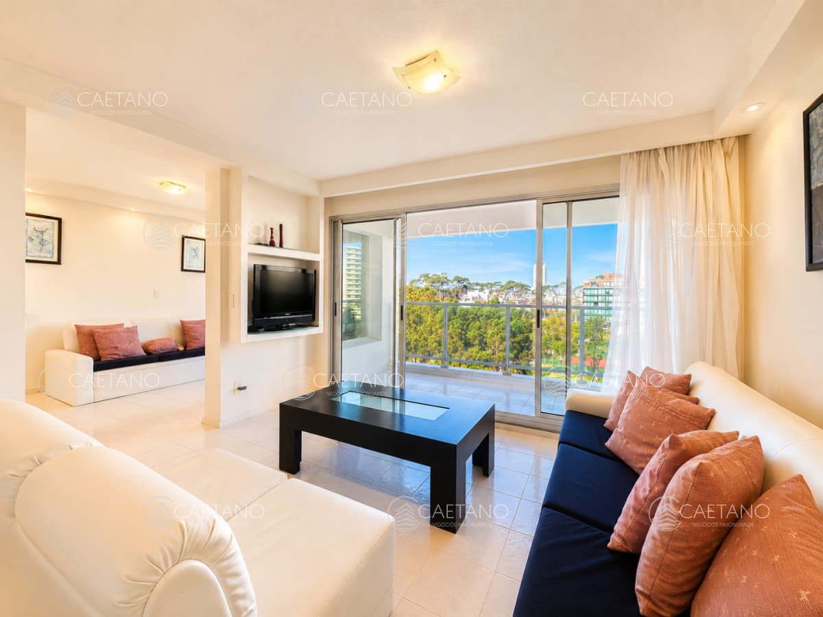 Venta apartamento 3 dormitorios mas servicio, Playa Mansa - Punta del Este