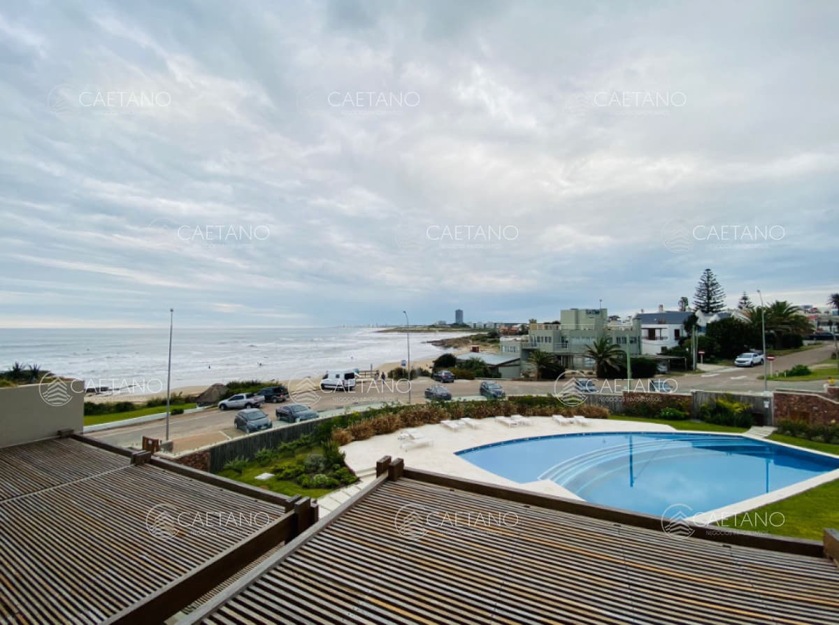 Apto. primera linea con vista al mar