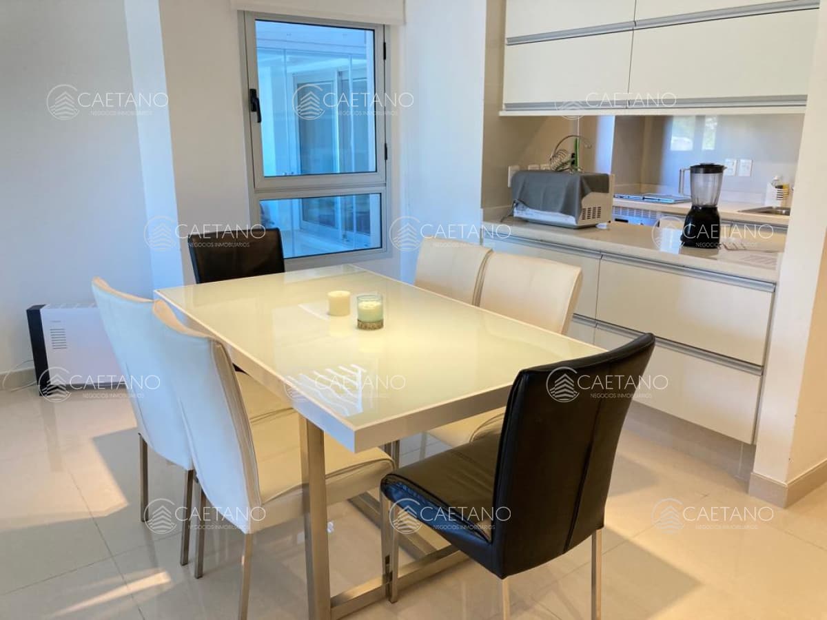 Venta de apartamento 2 dormitorios, a 100 metros del mar, playa Mansa
