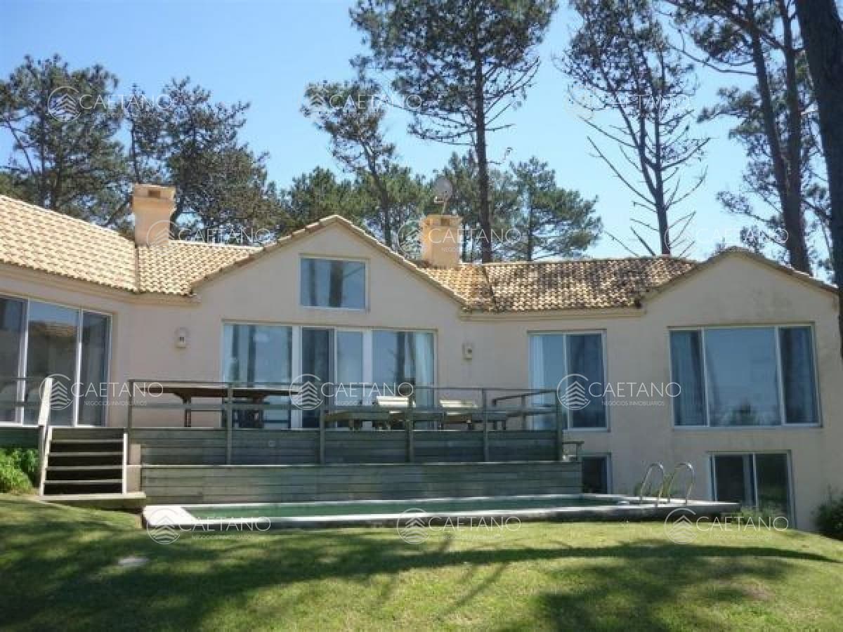 Hermosa casa de dos plantas con piscina!