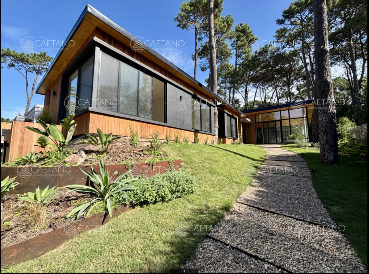 Casa moderna. 4 dormitorios. excelente estado