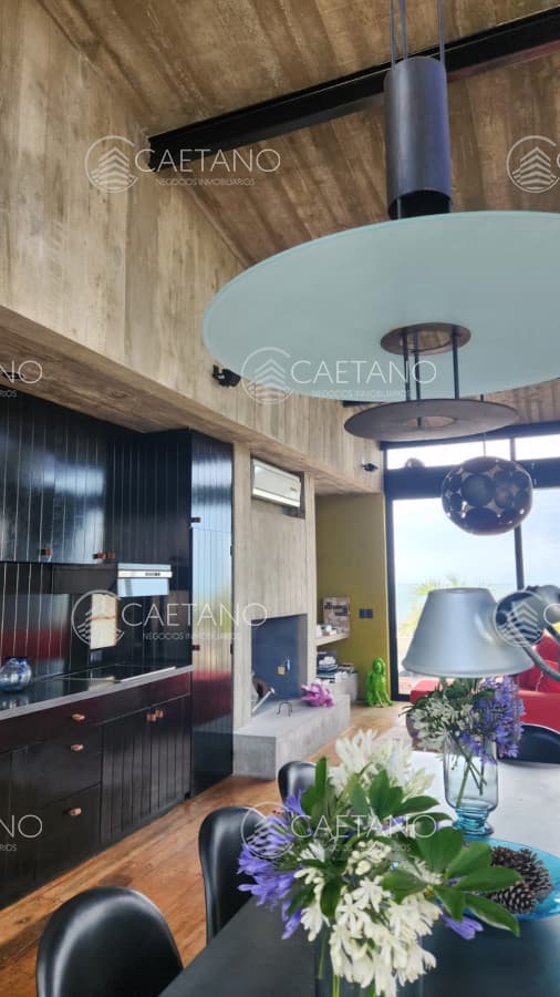 Venta de Amplica Casa en La Barra