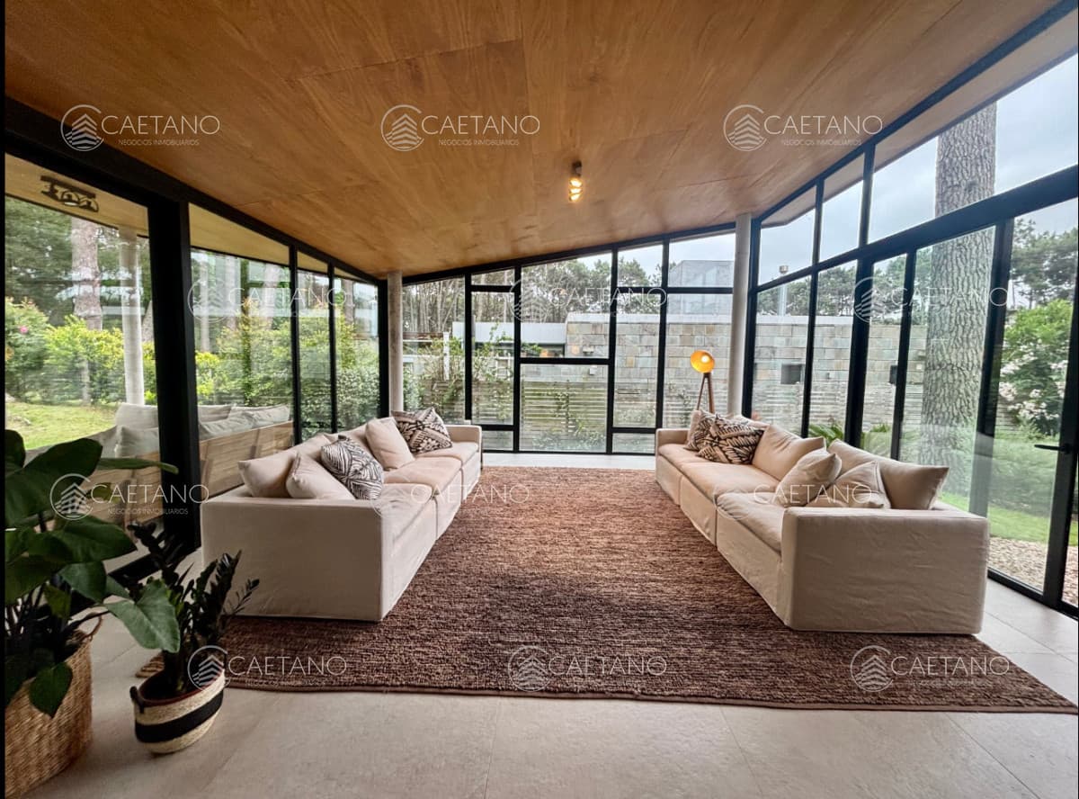 Casa moderna. 4 dormitorios. excelente estado