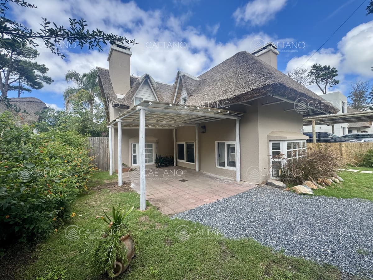 Venta Casa 3 dormitorios + dependencia. Rincón del indio, Punta del Este.