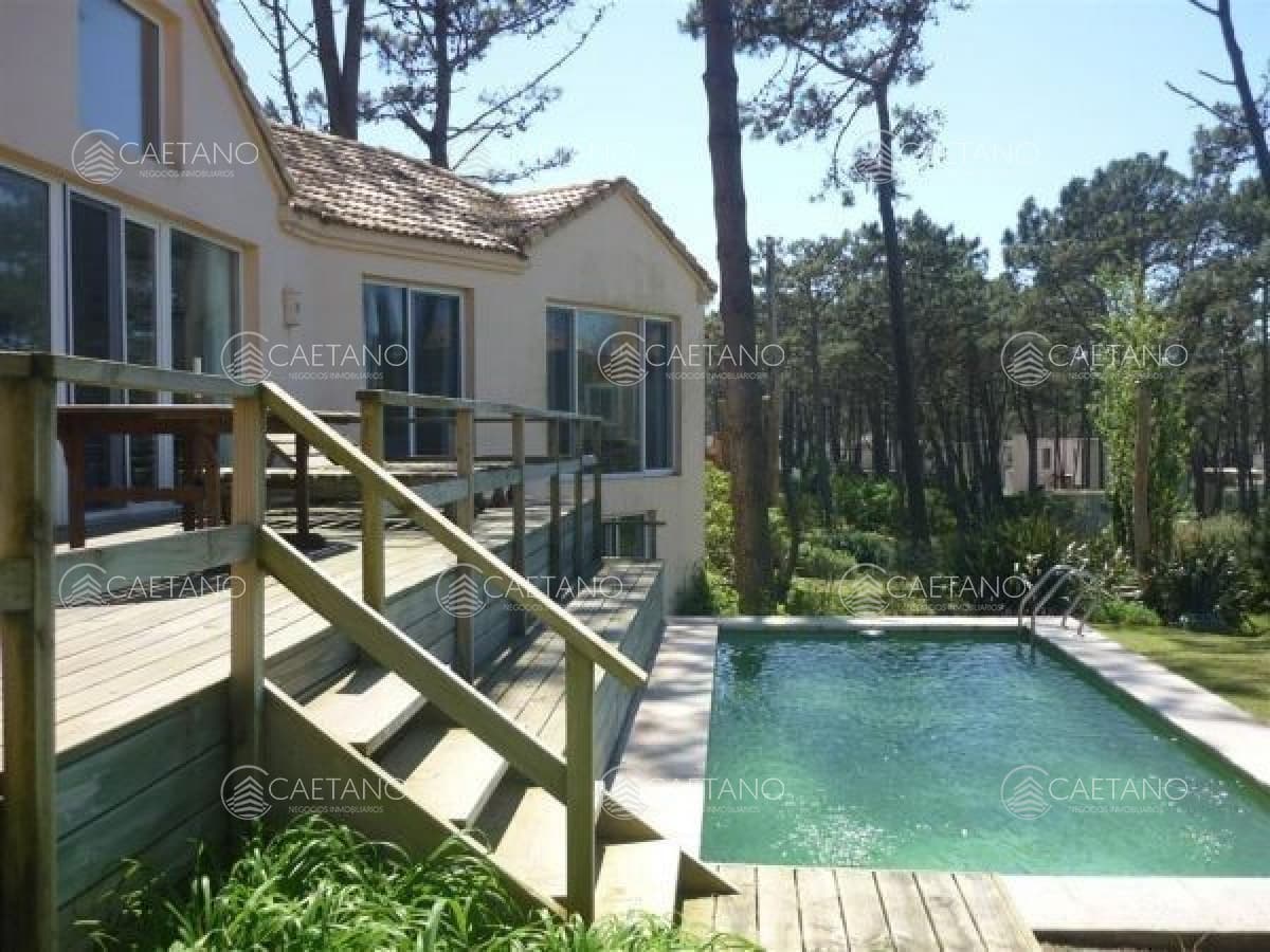 Hermosa casa de dos plantas con piscina!