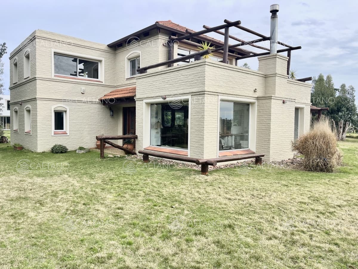 Venta casa - 4 dormitorios. Piriapolis - Bella Vista