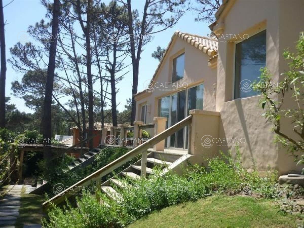 Hermosa casa de dos plantas con piscina!