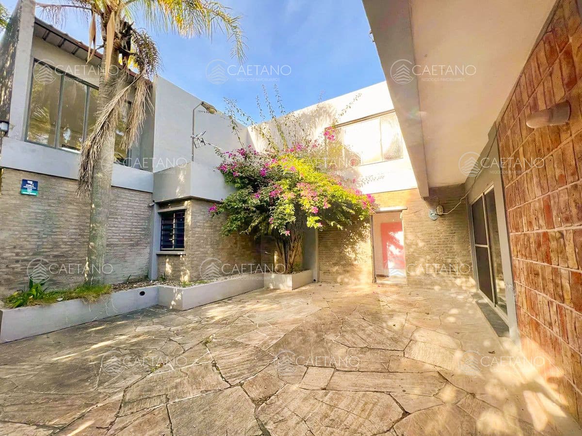 Casa en venta en Pinares, Punta del Este - estilo acogedor con jardín y cerca de la playa