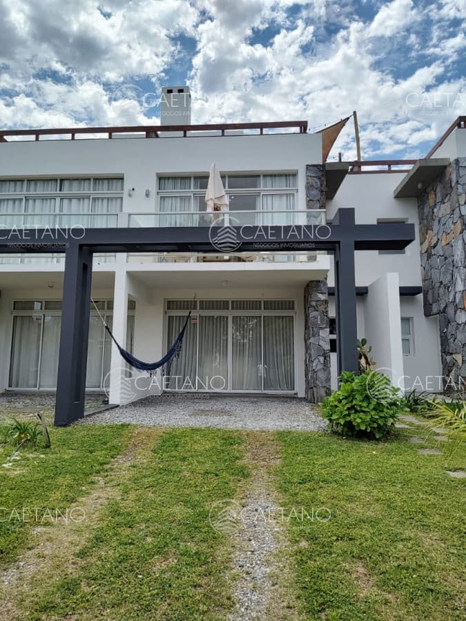 Venta casa en Manantiales 3 dormitorios