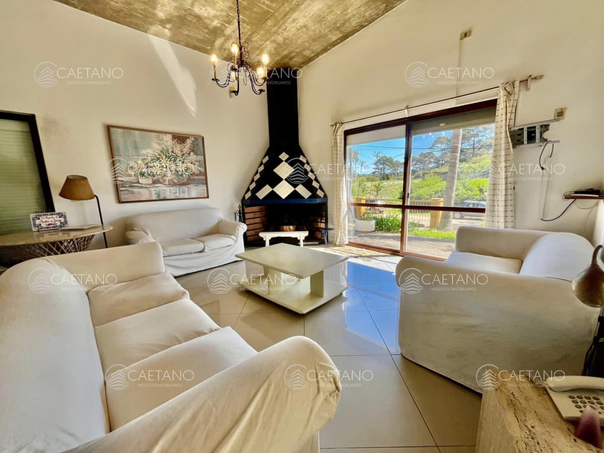 VENTA DE CASA EN PUNTA BALLENA-CLUB DEL LAGO