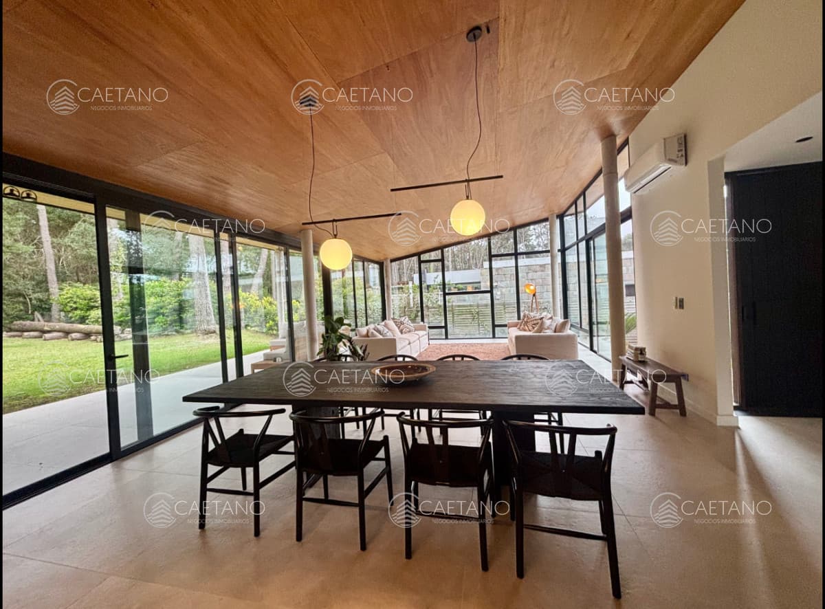 Casa moderna. 4 dormitorios. excelente estado
