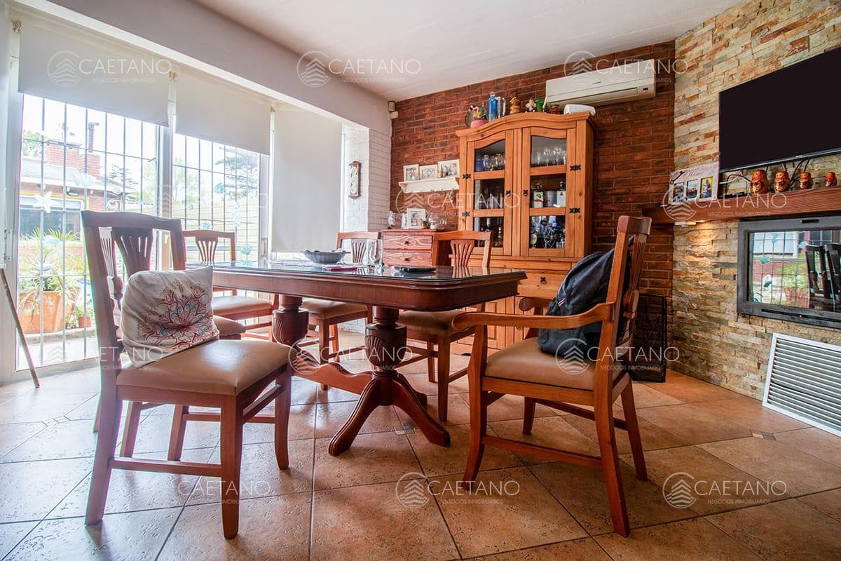 Venta Casa - 4 Dormitorios + Pileta y Parrillero -  Pinares