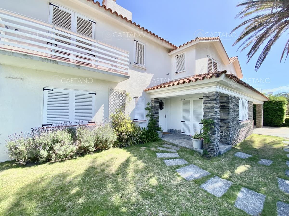 Vende casa 5 dormitorios. Península, Punta del Este