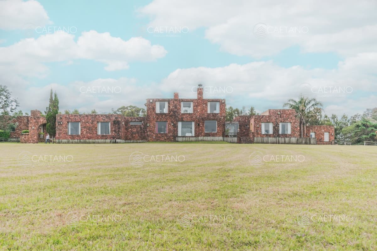 Venta chacra, Manantiales. 9 dormitorios.