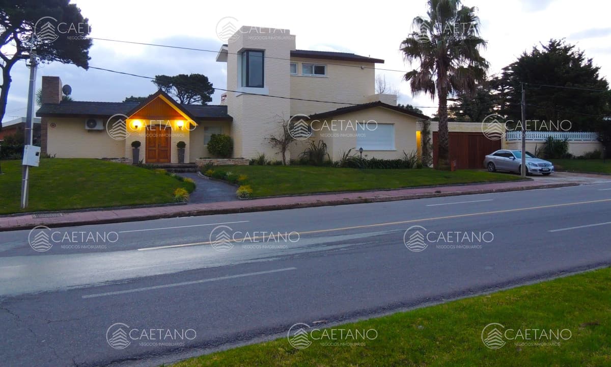 Venta casa 4 dormitorios playa mansa Punta del Este