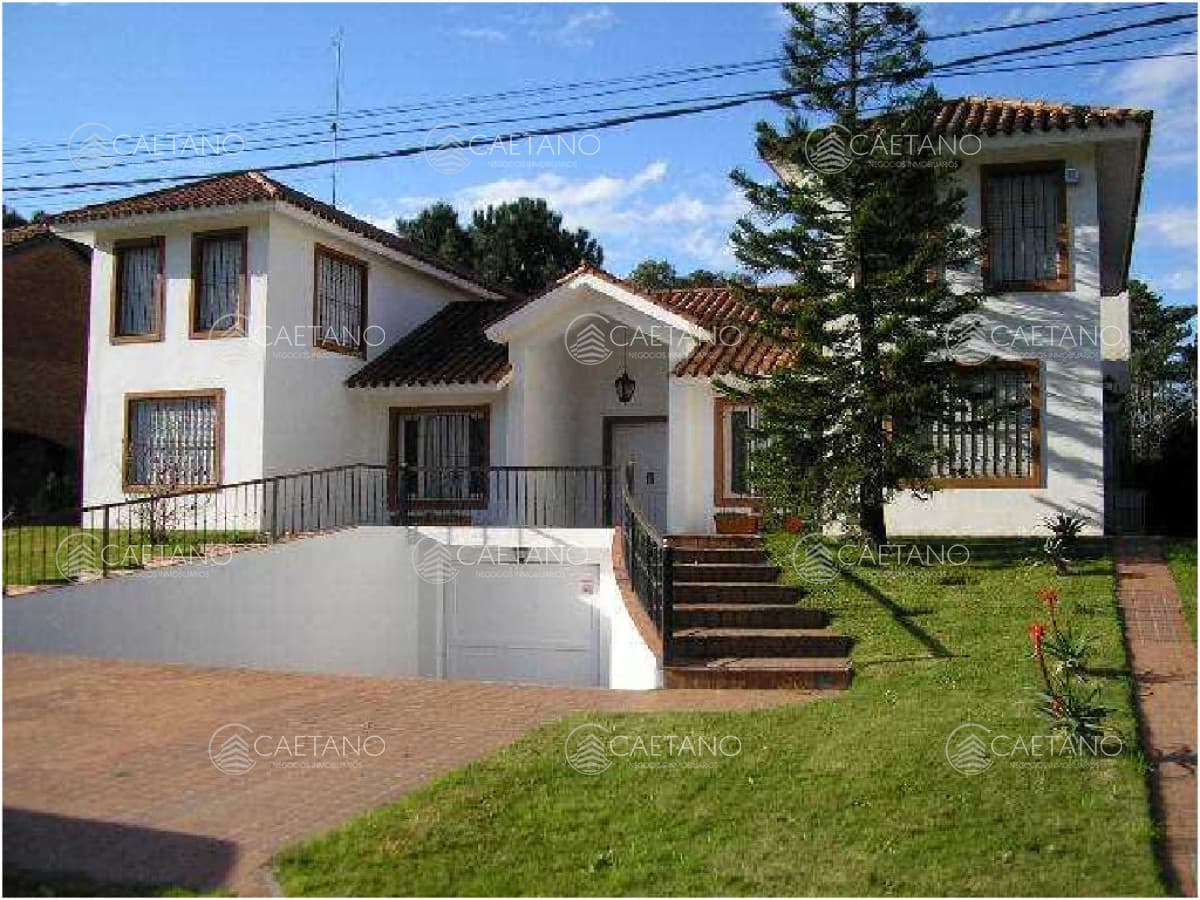 Venta casa 4 dormitorios. Playa brava, Punta del Este.