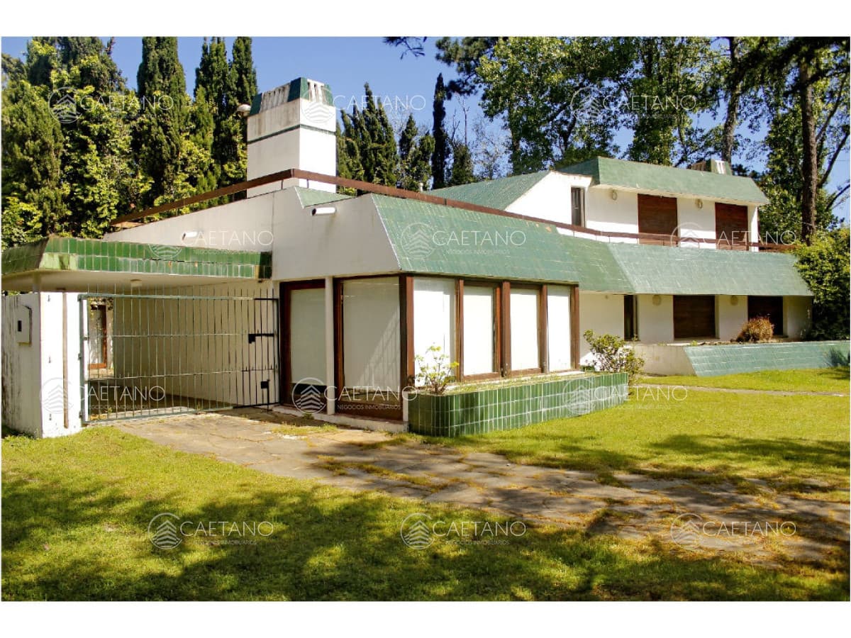Vendo casa 5 dormitorios con piscina, primeras paradas playa mansa a 300 m del mar, Punta del Este.
