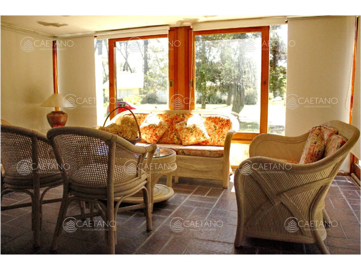Vendo casa 5 dormitorios con piscina, primeras paradas playa mansa a 300 m del mar, Punta del Este.