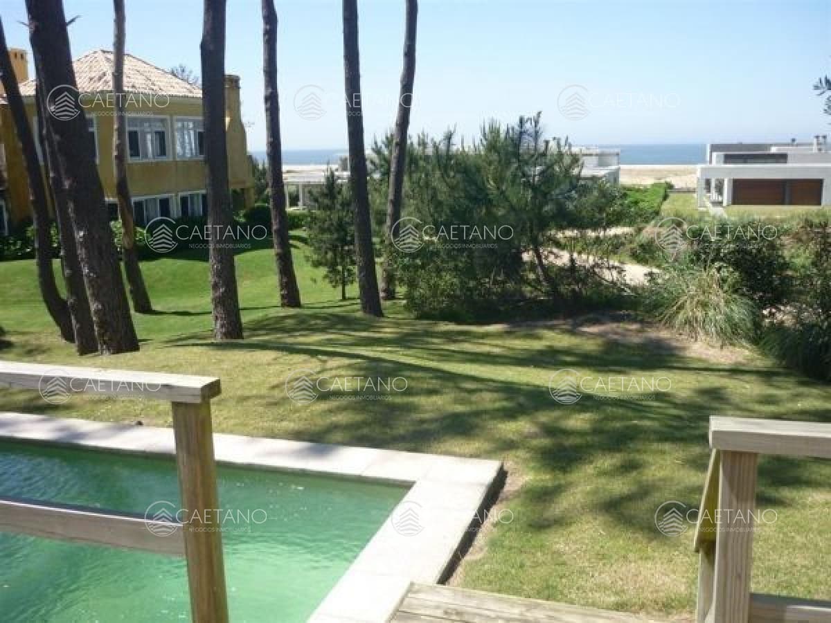 Hermosa casa de dos plantas con piscina!