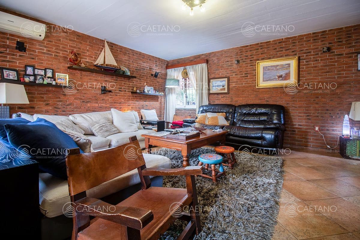 Venta Casa - 4 Dormitorios + Pileta y Parrillero -  Pinares