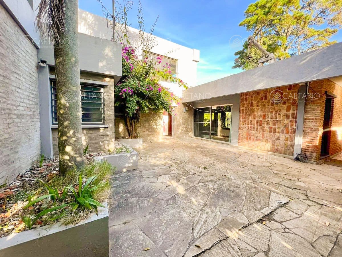 Casa en venta en Pinares, Punta del Este - estilo acogedor con jardín y cerca de la playa