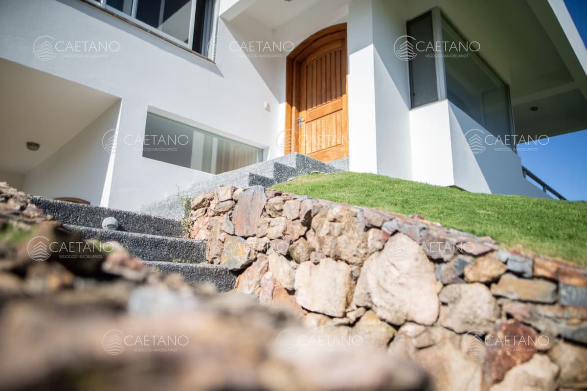 Excelente casa en Punta Ballena,  alquiler anual y temporario