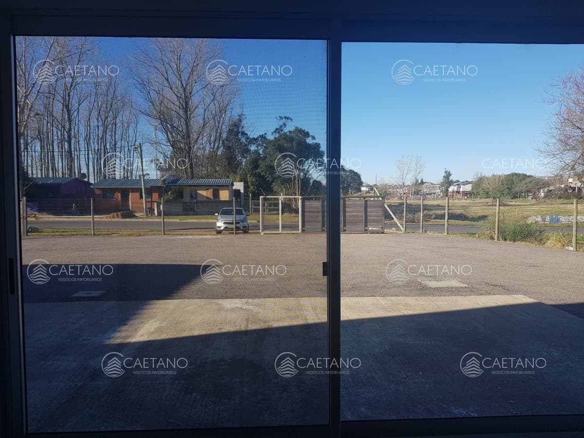 Excelente galpon con oficinas, 600 m2, en Maldonado.