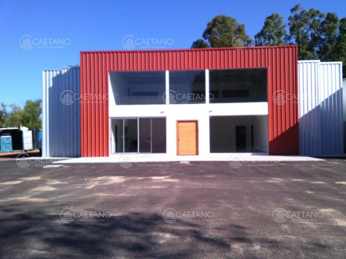 Excelente galpon con oficinas, 600 m2, en Maldonado.