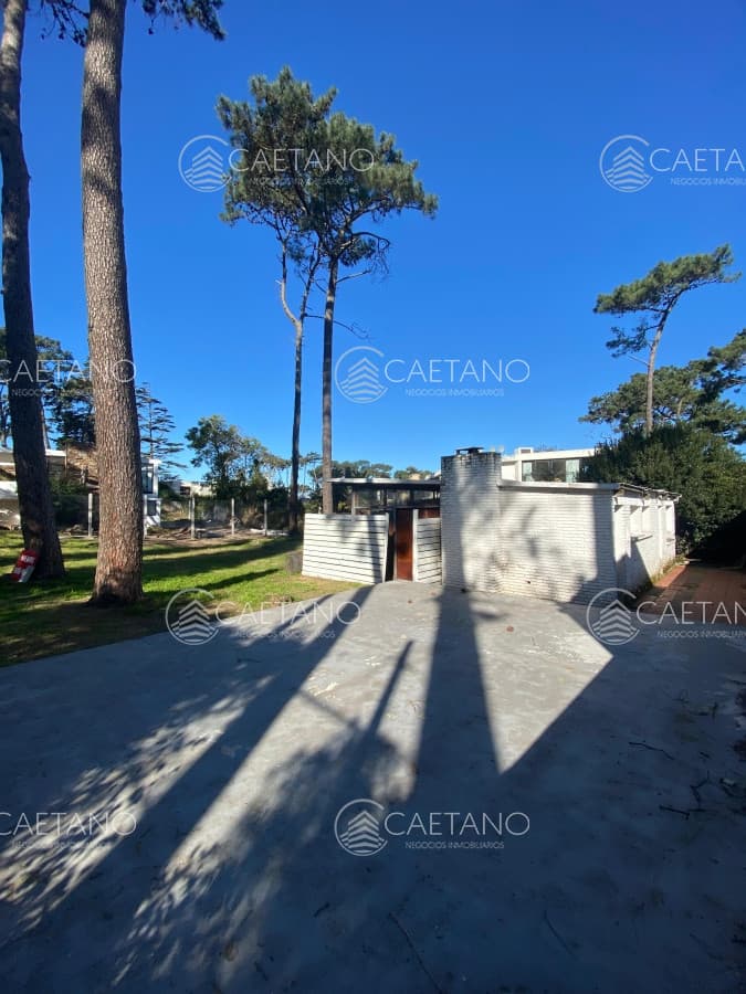 Oportunidad venta terreno Punta del Este con casa para reciclar