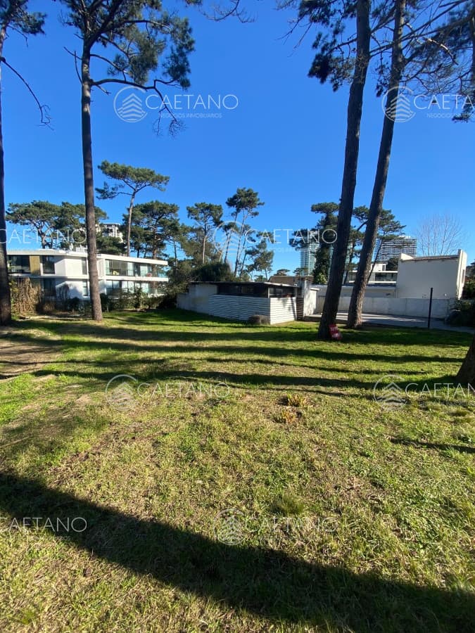 Oportunidad venta terreno Punta del Este con casa para reciclar
