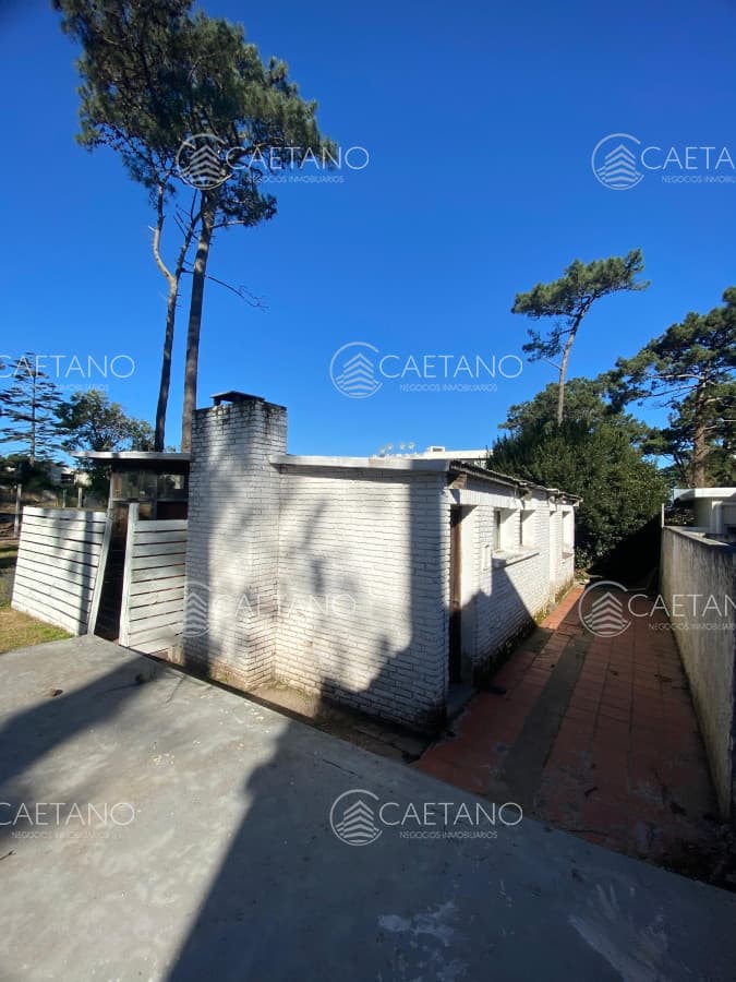 Oportunidad venta terreno Punta del Este con casa para reciclar