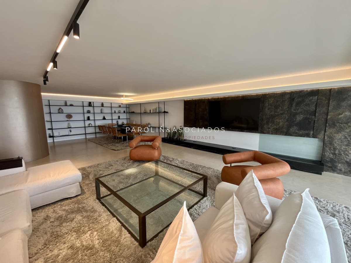 Apartamento en venta de 4 dormitorios en Punta del Este.