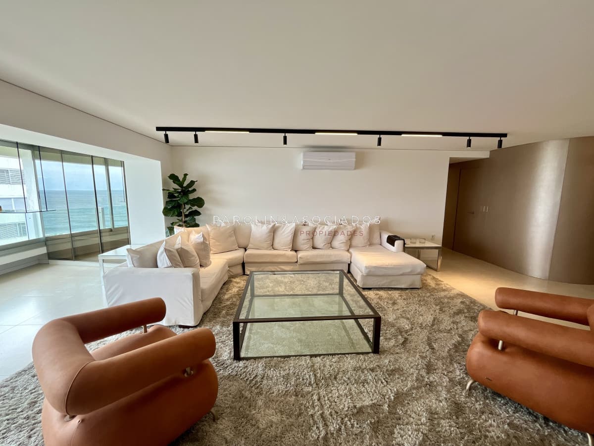 Apartamento en venta de 4 dormitorios en Punta del Este.