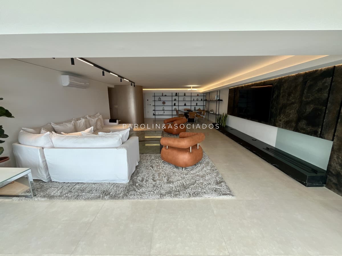 Apartamento en venta de 4 dormitorios en Punta del Este.