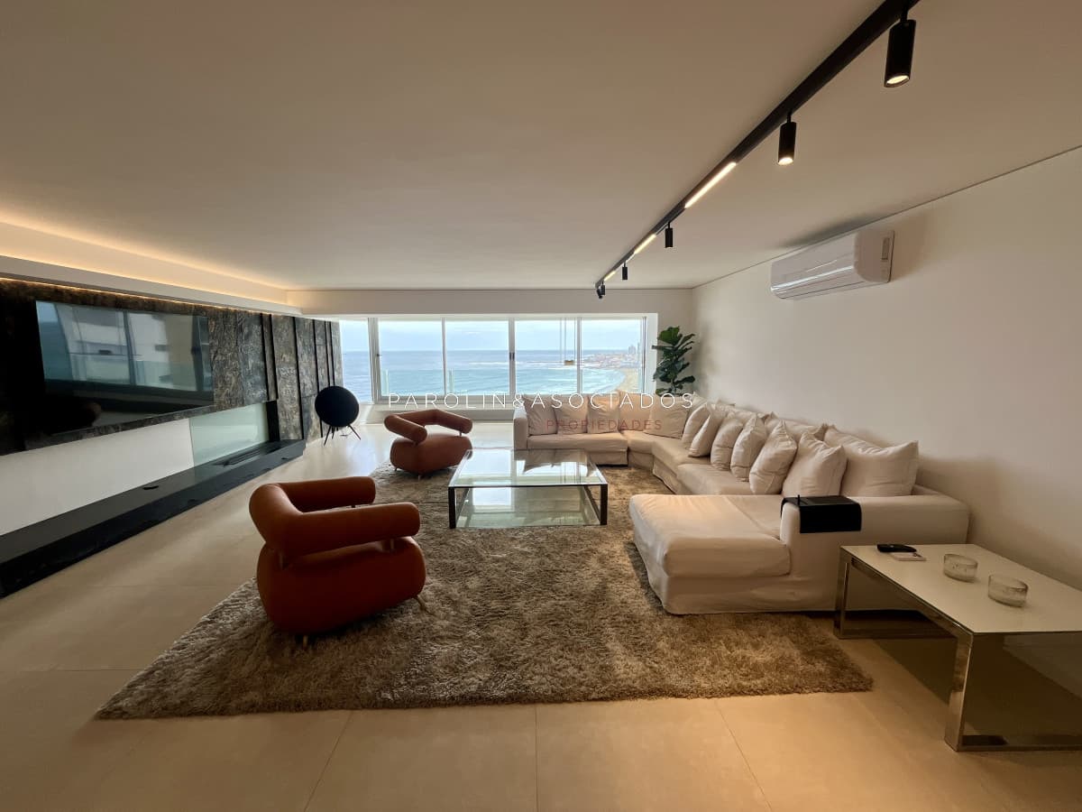 Apartamento en venta de 4 dormitorios en Punta del Este.