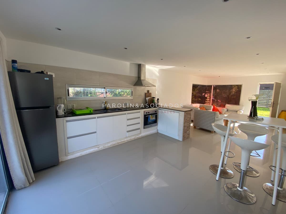 Casa estilo minimalista, a pocas cuadras del mar!