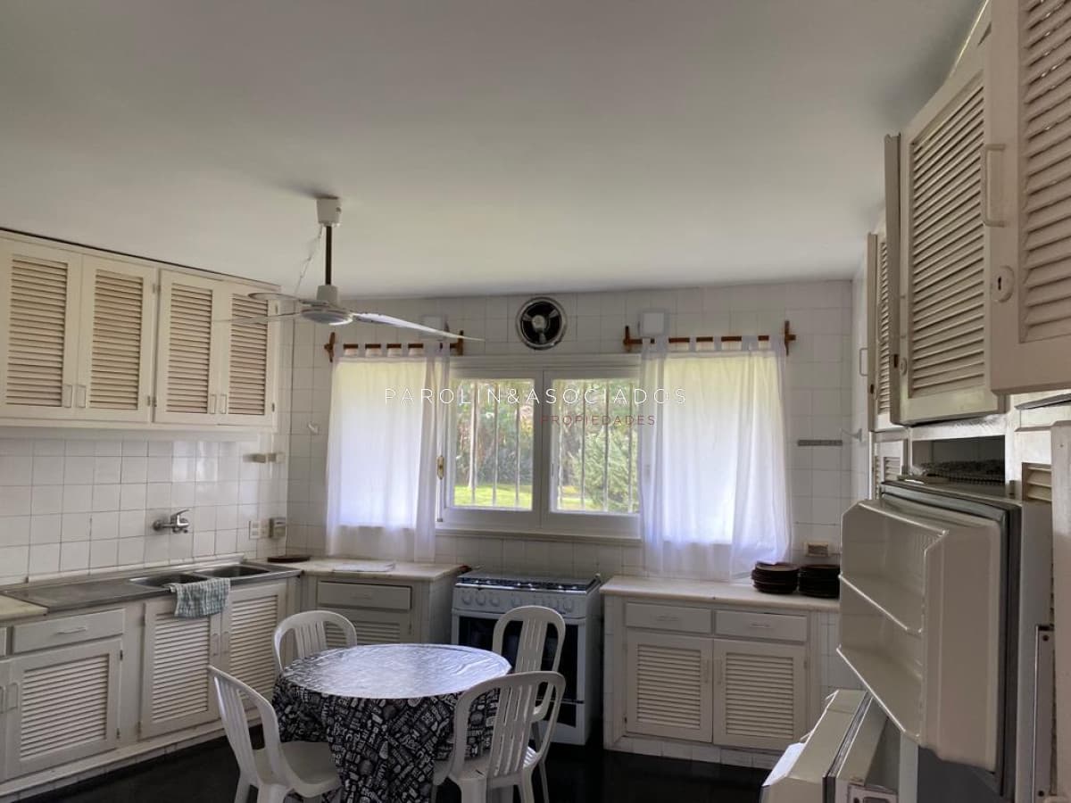 Casa en venta de 5 dormitorios + servicio en el Golf, Punta del Este.