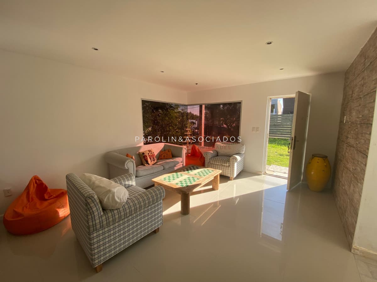 Casa estilo minimalista, a pocas cuadras del mar!