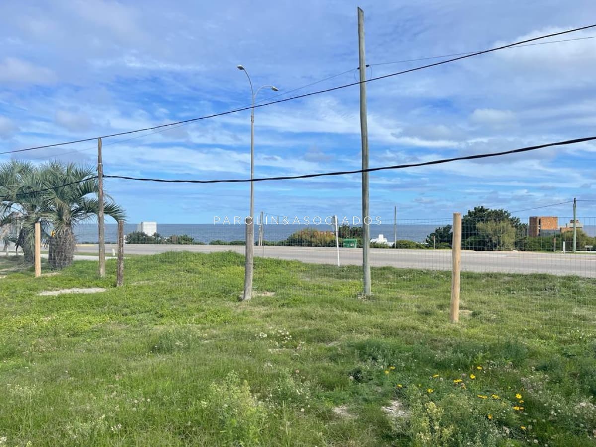 Casa en venta sobre la ruta, frente al mar Punta del Este.