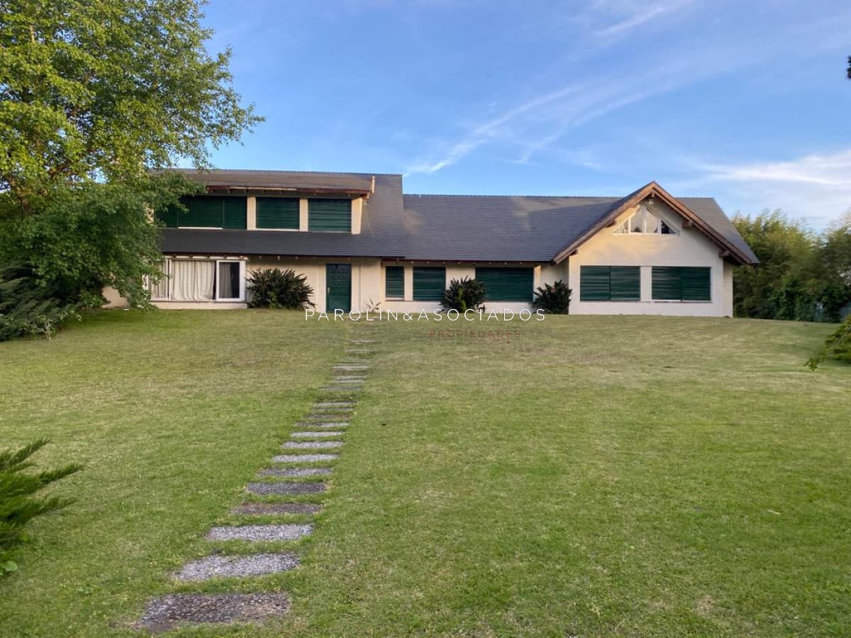 Casa en venta de 5 dormitorios + servicio en el Golf, Punta del Este.