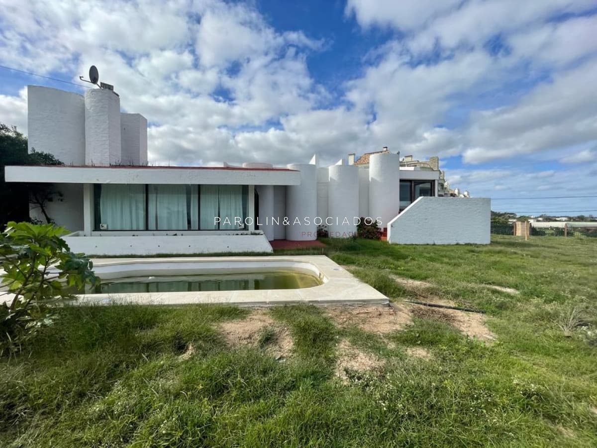 Casa en venta sobre la ruta, frente al mar Punta del Este.