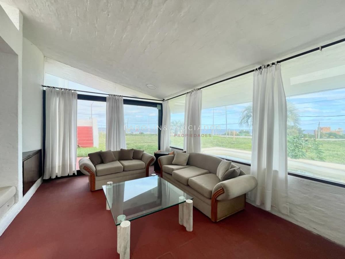 Casa en venta sobre la ruta, frente al mar Punta del Este.
