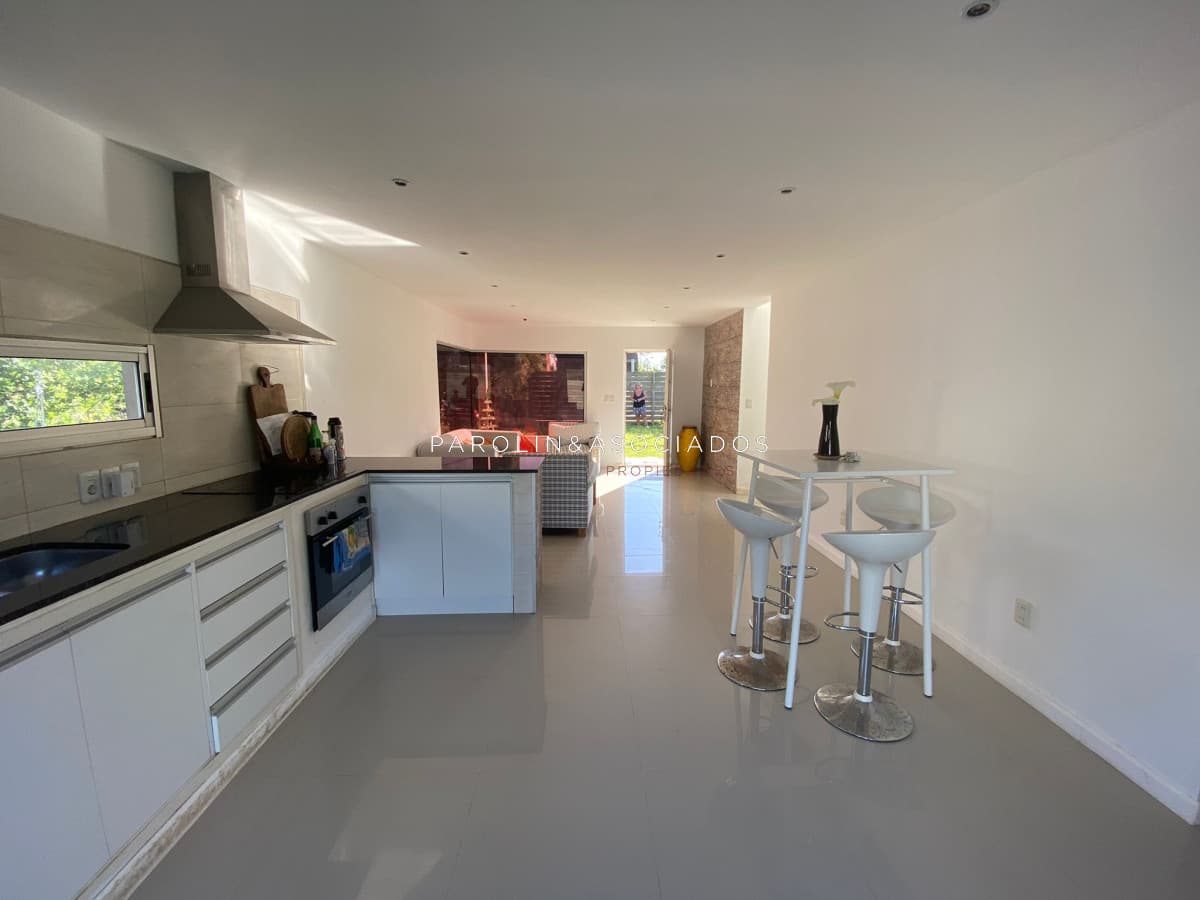 Casa estilo minimalista, a pocas cuadras del mar!