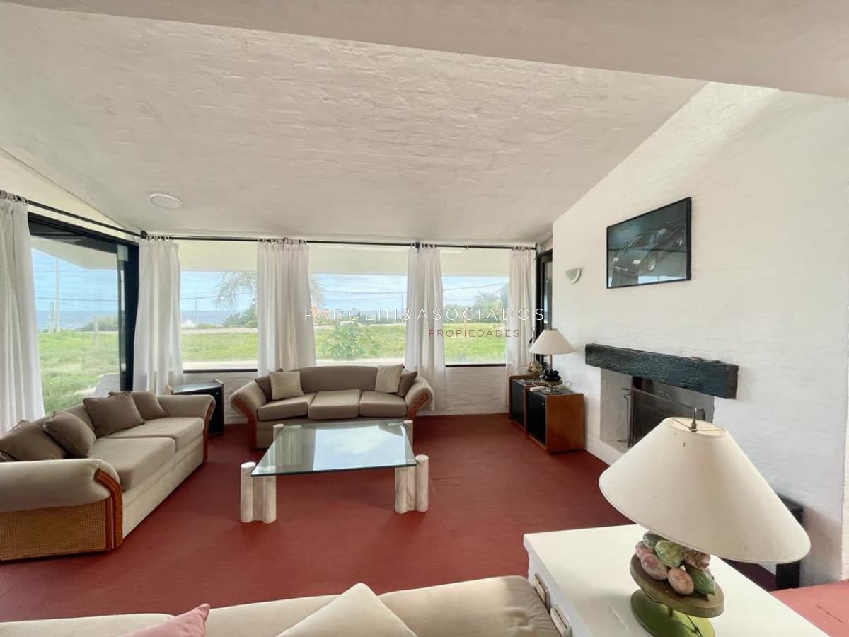 Casa en venta sobre la ruta, frente al mar Punta del Este.