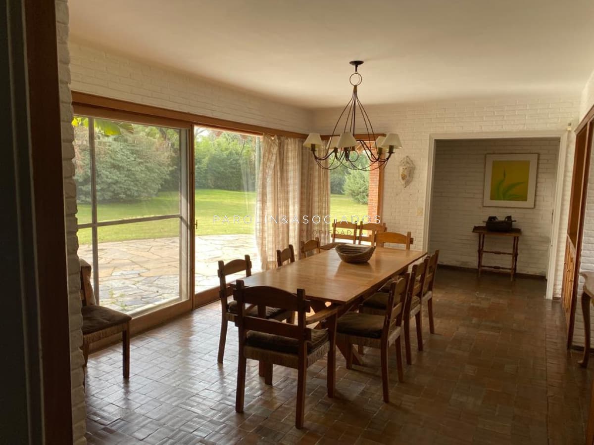 Casa en venta de 5 dormitorios + servicio en el Golf, Punta del Este.